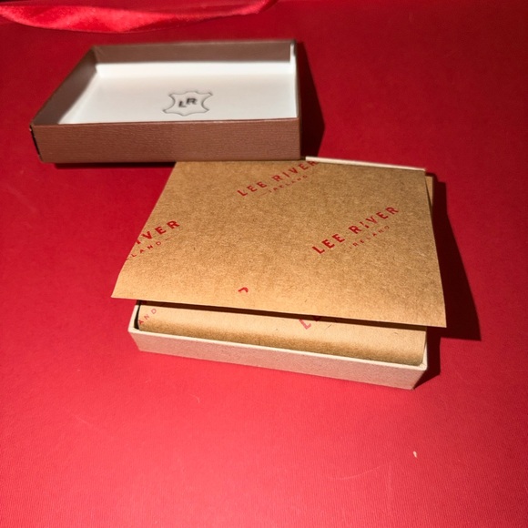 Lee River Red Genuine Leather Ladies Wallet - Picture 6 of 6